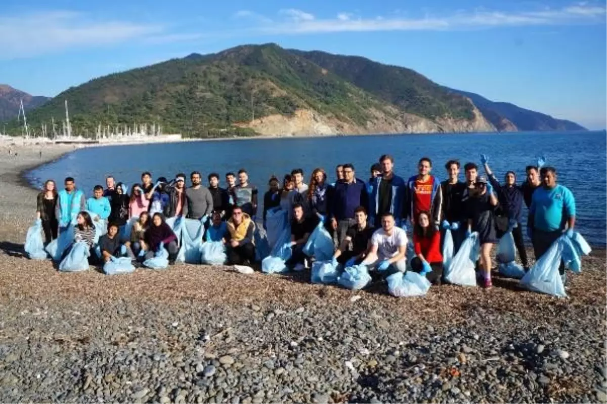 Marmaris\'te üniversite öğrencileri çevre temizliği yaptı