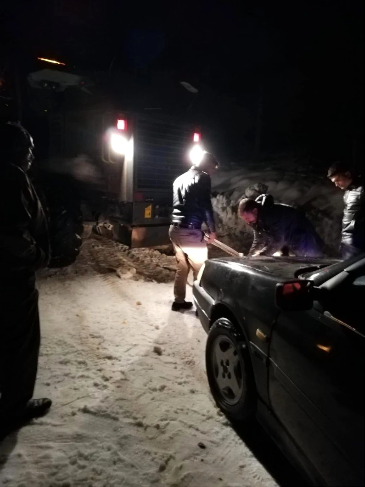 Mersin\'de karda mahsur kalan 12 araçtaki vatandaşlar kurtarıldı