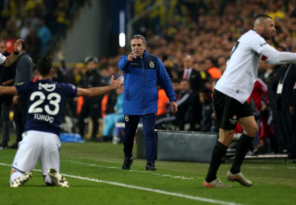 Mikrofonu unuttu, sözleri olay oldu: K....dan uyduruyor