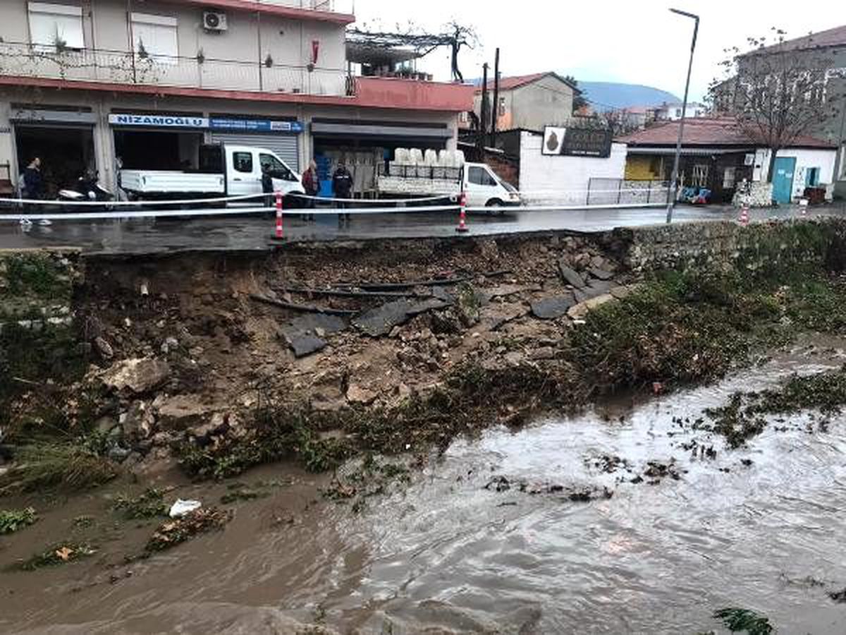 Milas\'ta sağanak; derenin istinat duvarı çöktü