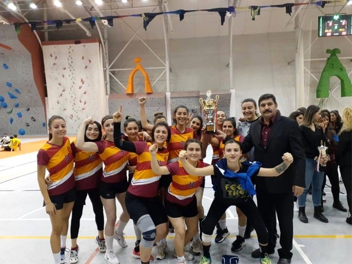 Nevşehir\'de düzenlenen 2. Lig Üniversitelerarası Hentbol şampiyonası sona erdi