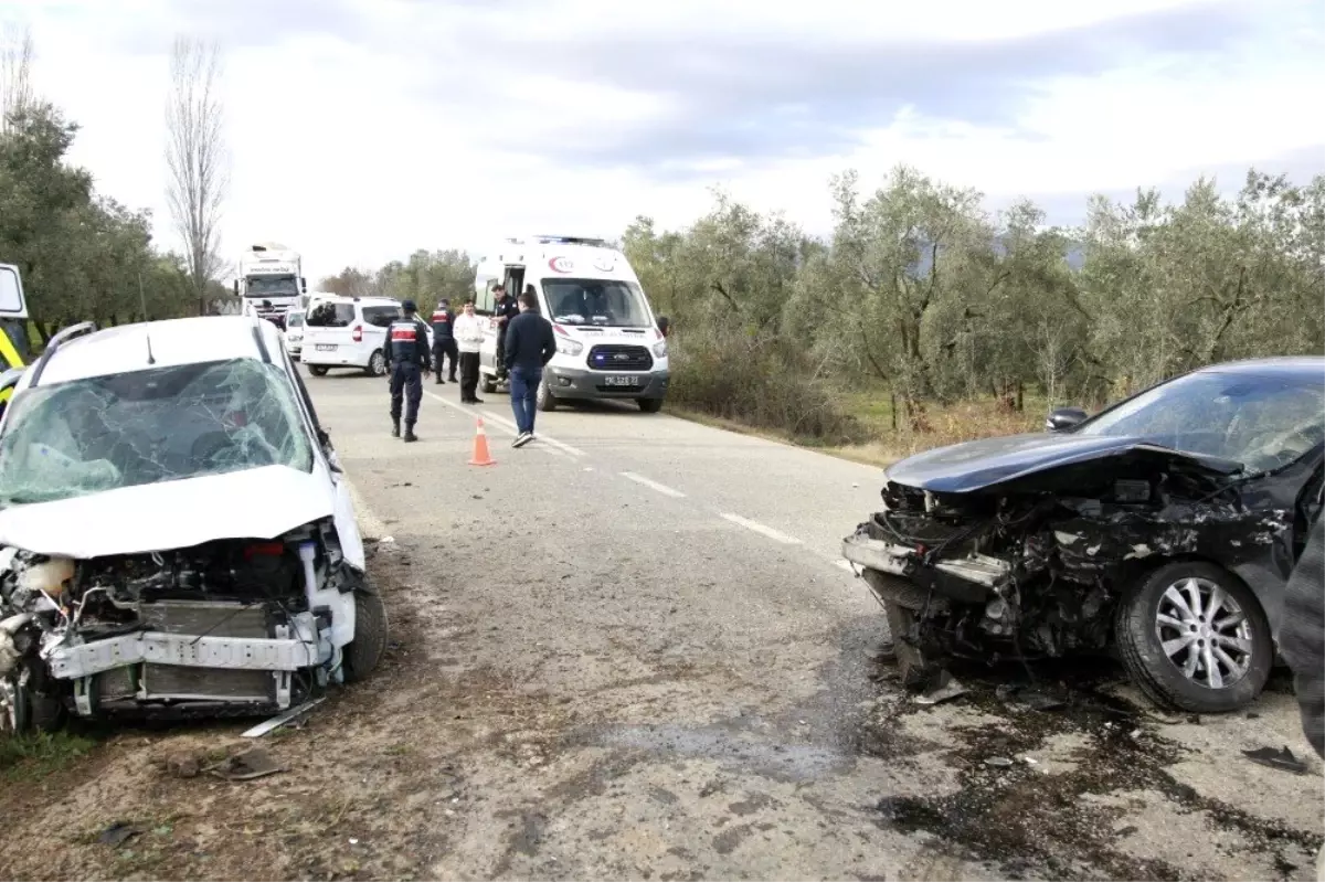 Otomobiller kafa kafaya çarpıştı