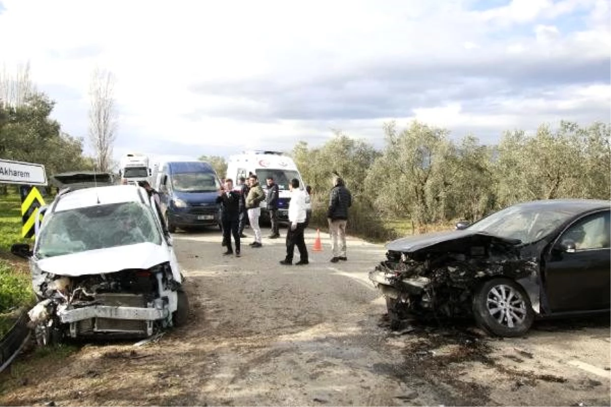 Otomobiller kafa kafaya çarpıştı: 2 yaralı