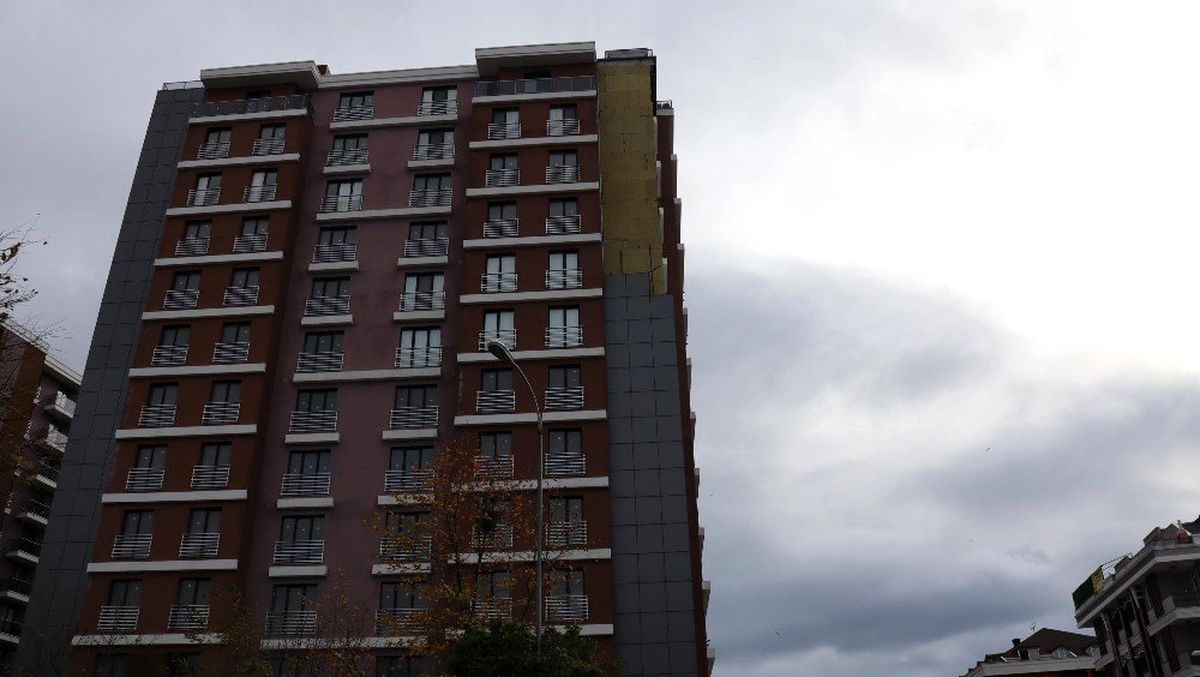 (Özel) Beylikdüzü\'nde rüzgar binanın dış cephe kaplamasını uçurdu