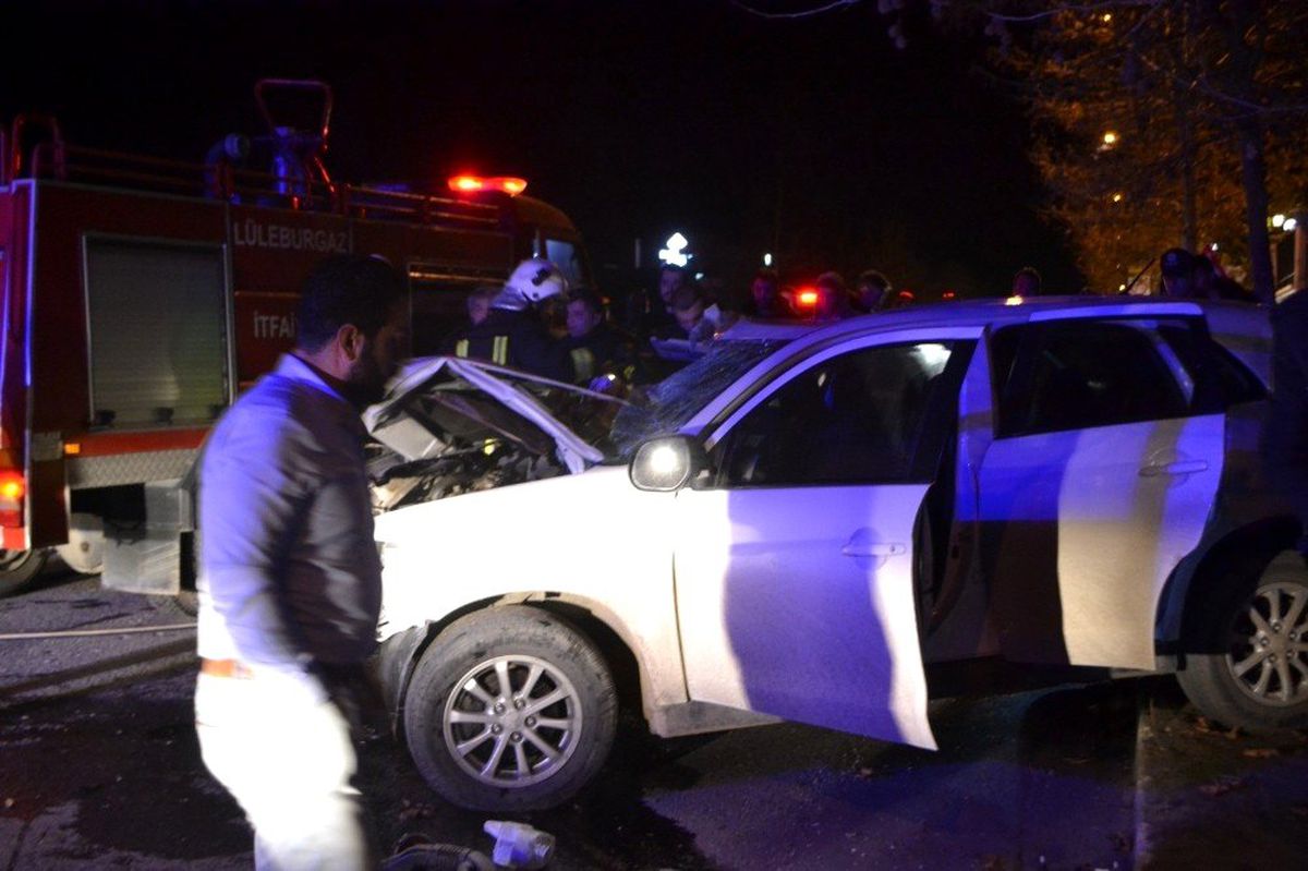 Park halindeki kamyona çarptı: 3 yaralı