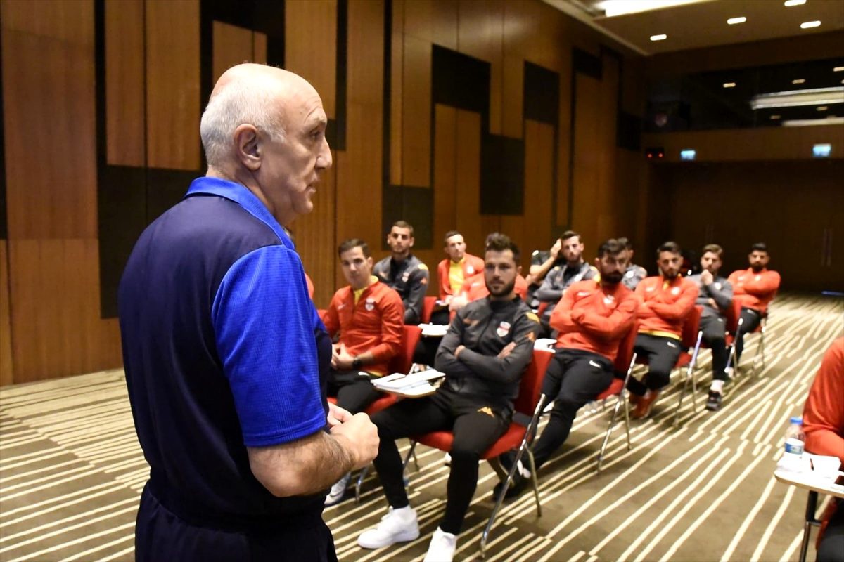 Profesyonel futbolcular için aday hakem kursu yapıldı