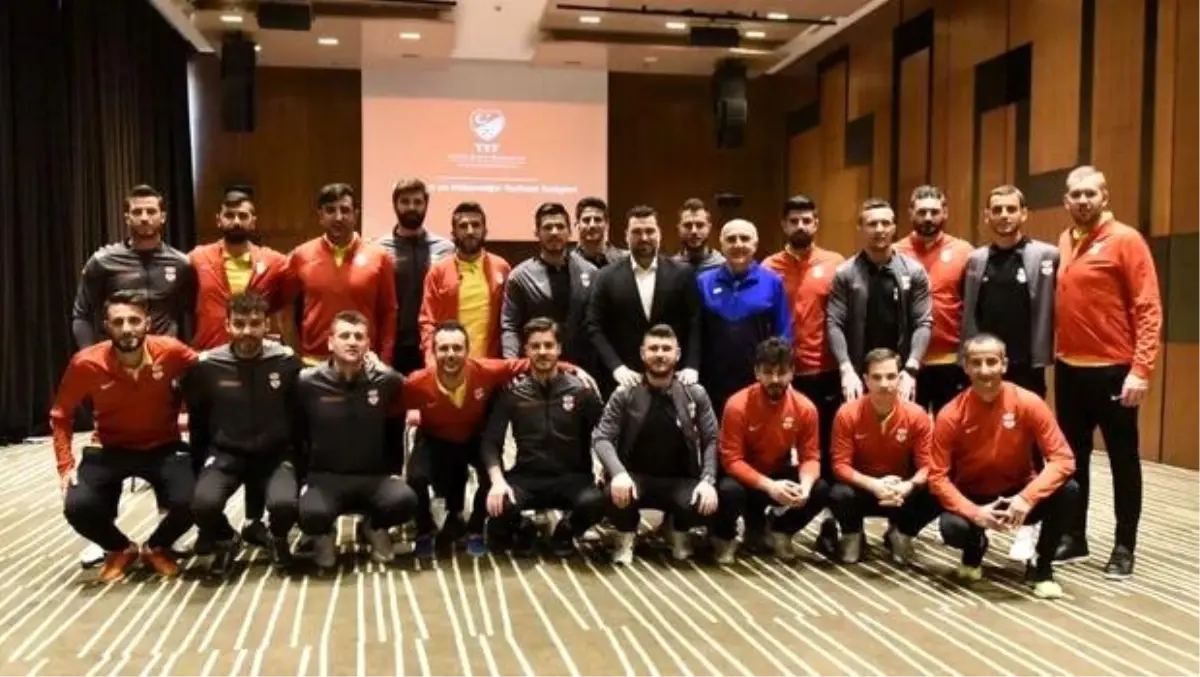 Profesyonel futbolcular için aday hakem kursu yapıldı