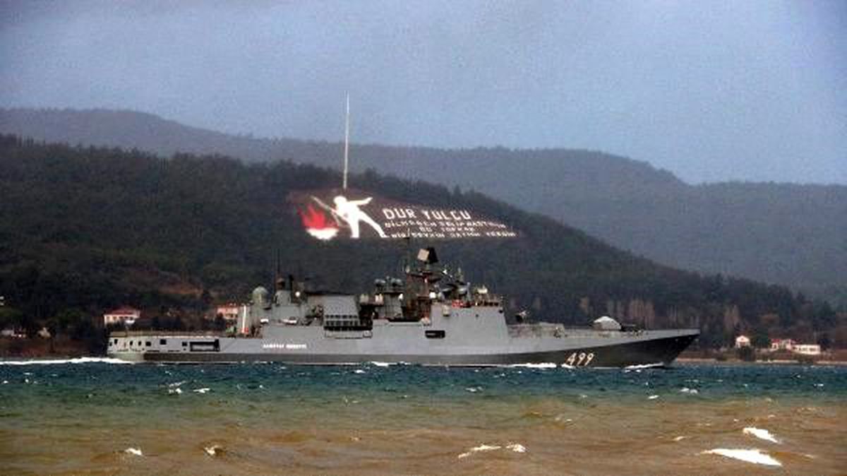 Rus savaş gemisi \'Admiral Makarov\', Çanakkale Boğazı\'ndan geçti