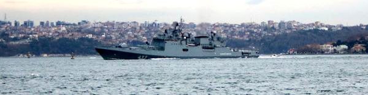 Rus savaş gemisi İstanbul Boğazı\'ndan geçiş yaptı