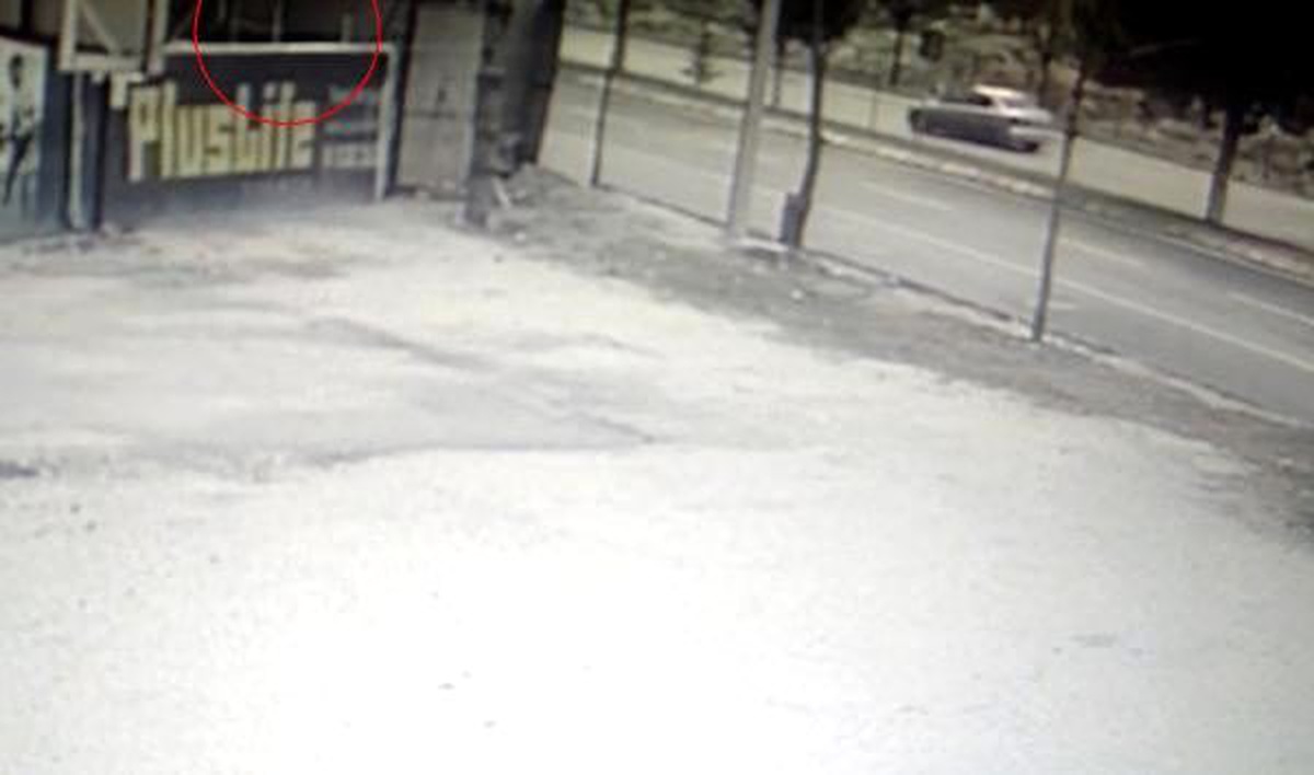 Rüzgarın etkisiyle yerinden çıkan tahta plaka, yürüyen kişiye çarptı