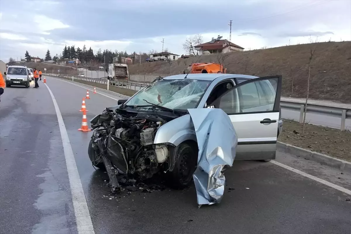 Samsun\'da otomobil ile traktör çarpıştı: 4 yaralı