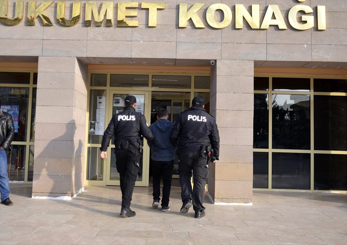 Şanlıurfa\'da uyuşturucu satışı ve hırsızlık yapan 2 kişi gözaltına alındı