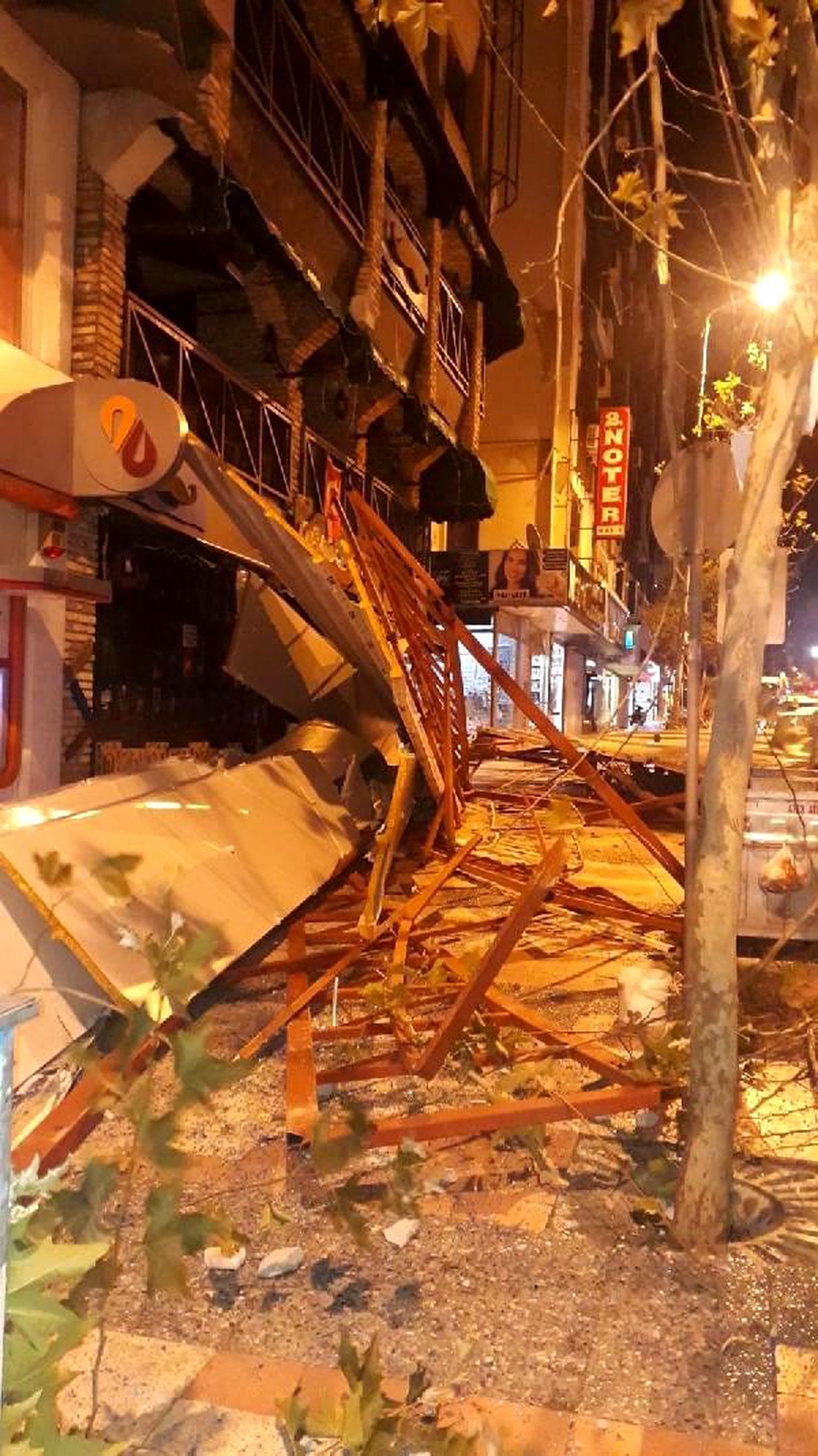 Şehzadeler\'de kuvvetli rüzgar dershanenin çatısını uçurdu