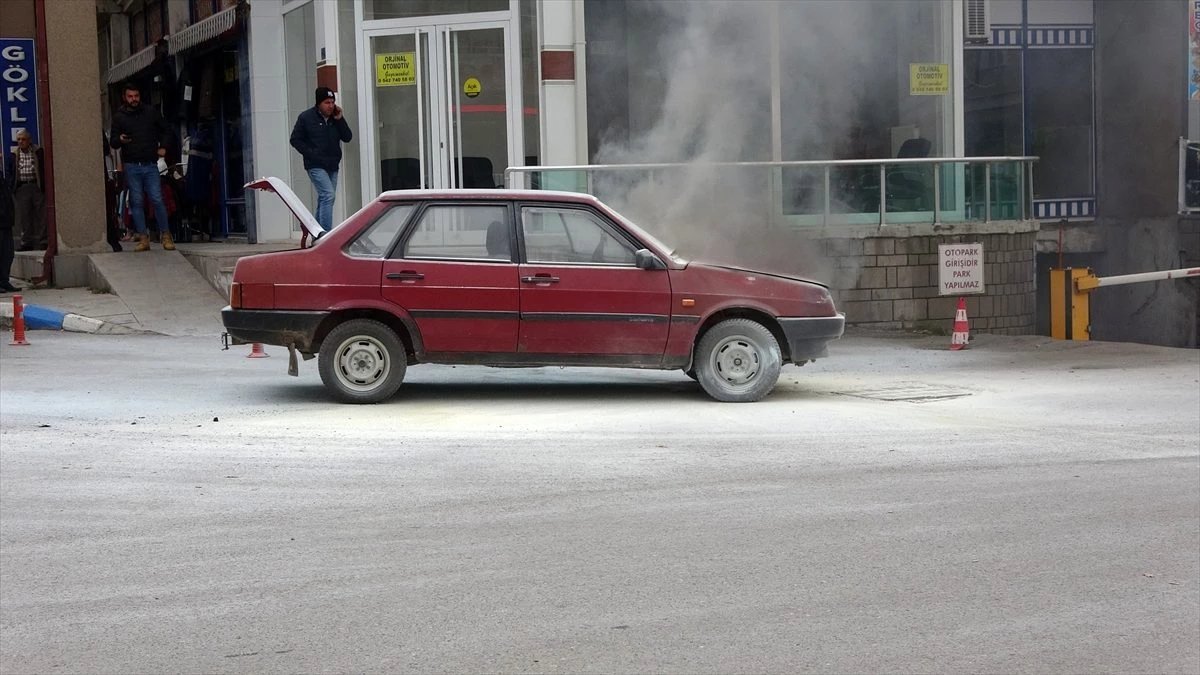 Seyir halindeki otomobilde çıkan yangın söndürüldü