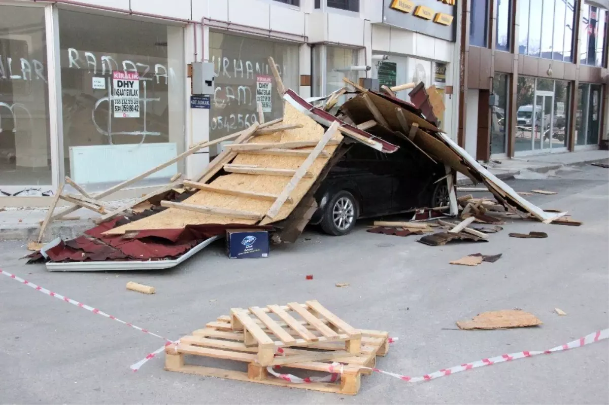 Şiddetli rüzgarın uçurduğu çatı otomobilin üzerine düştü