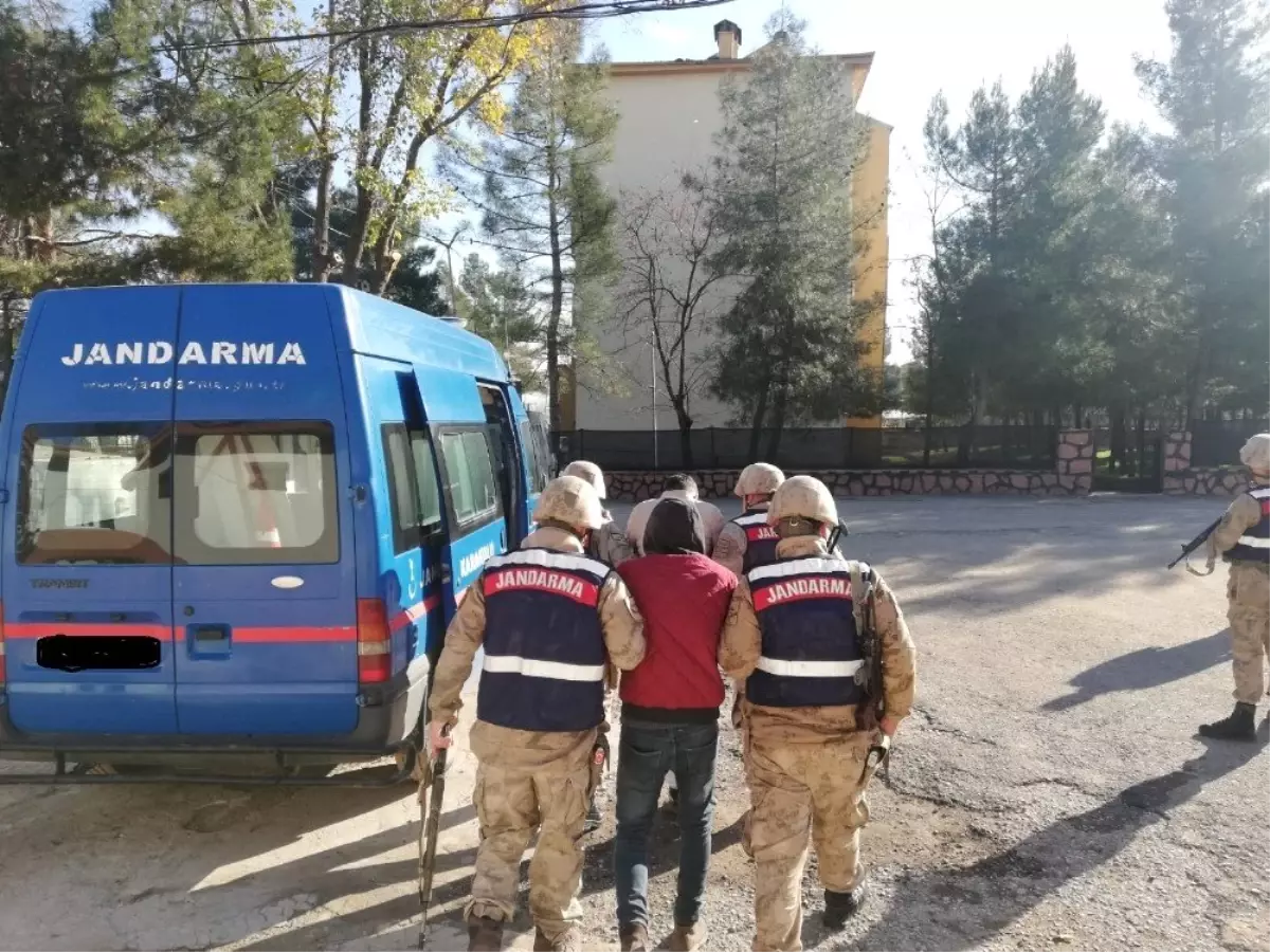 Siirt\'te sosyal medya üzerinden terör propagandası yapan 2 kişi gözaltına alındı