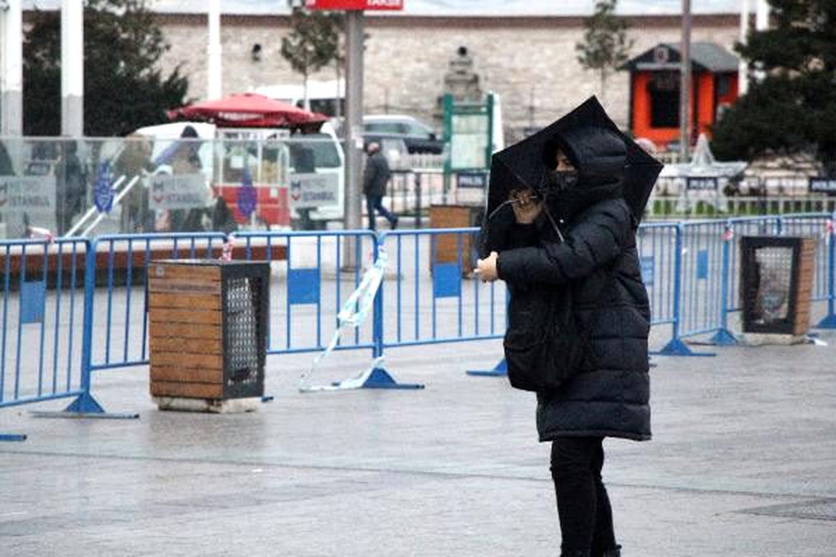 Taksim Meydanı\'nda şemsiyelilerin zor anları