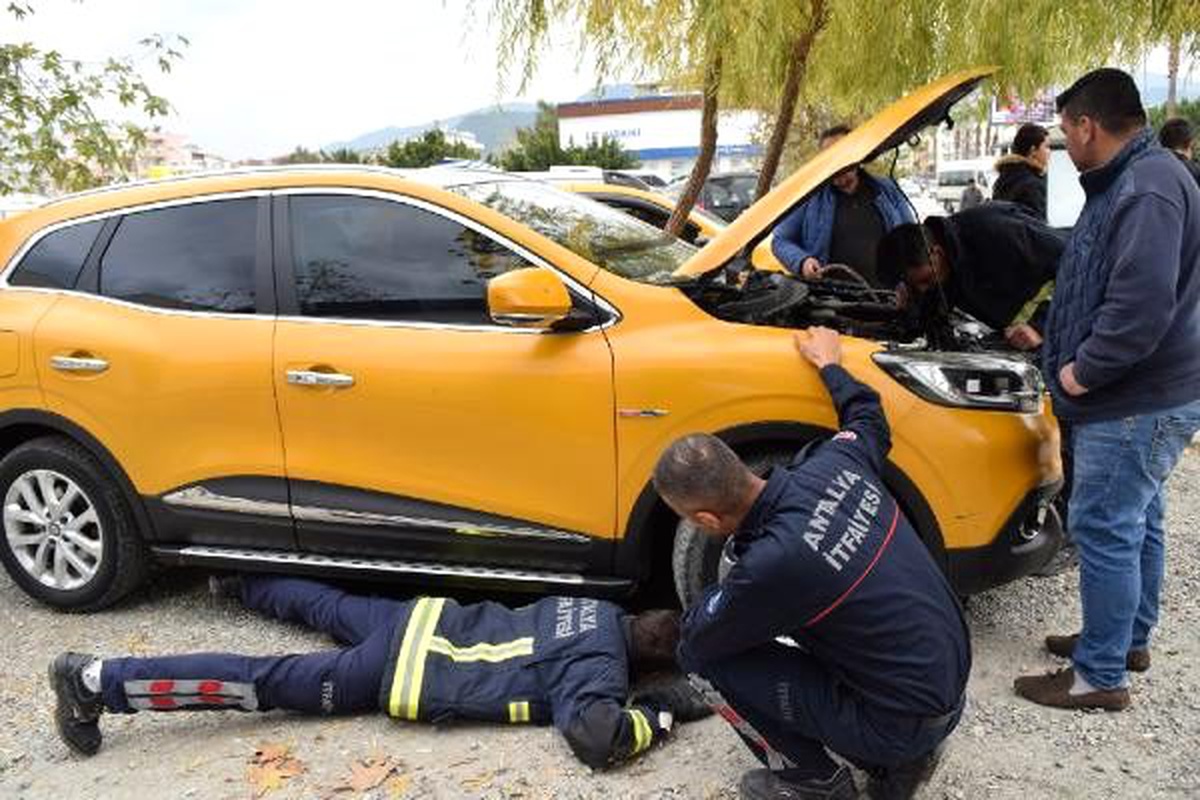 Taksinin motor kısmında mahsur kalan yavru kedi kurtarıldı