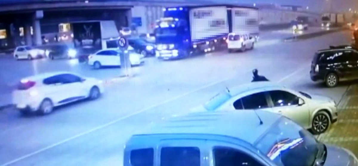 Tır ile otomobil kafa kafaya çarpıştı