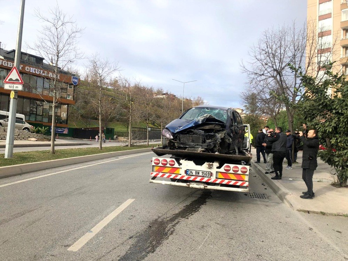 Ümraniye\'de aydınlatma direğine çarpan araç takla attı