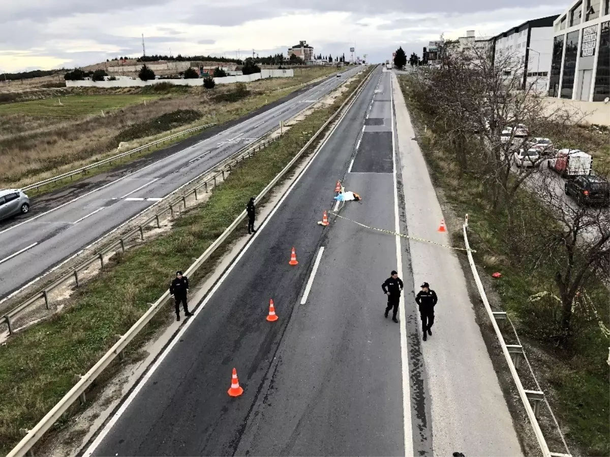 Üst geçit yerine yolu kullanarak karşıya geçmeye çalışınca feci şekilde can verdi