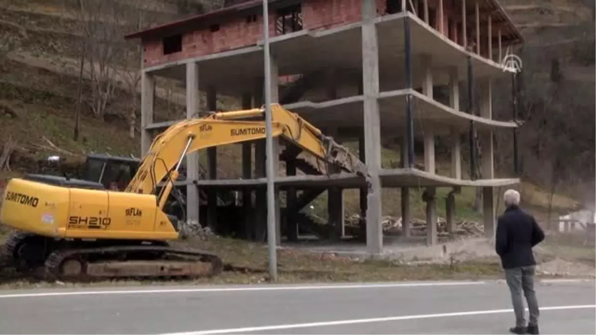 Uzungöl\'de kaçak binaların yıkımı devam ediyor (5)