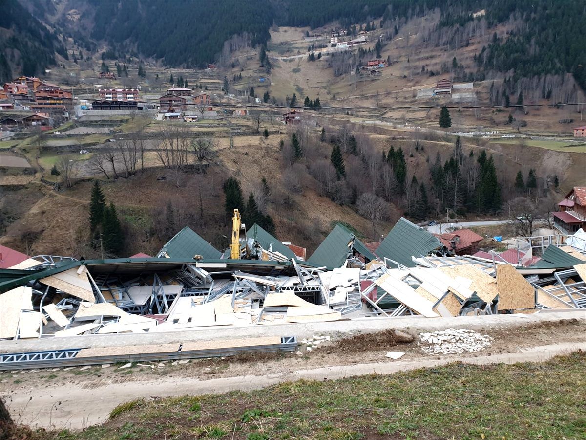 Uzungöl\'de kaçak binaların yıkımına başlandı
