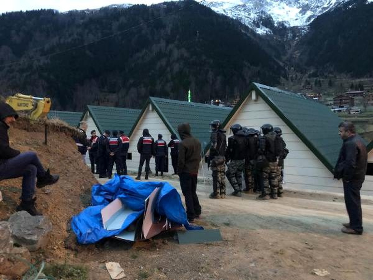 Uzungöl\'de kaçak yapıların yıkımına başlandı (1)
