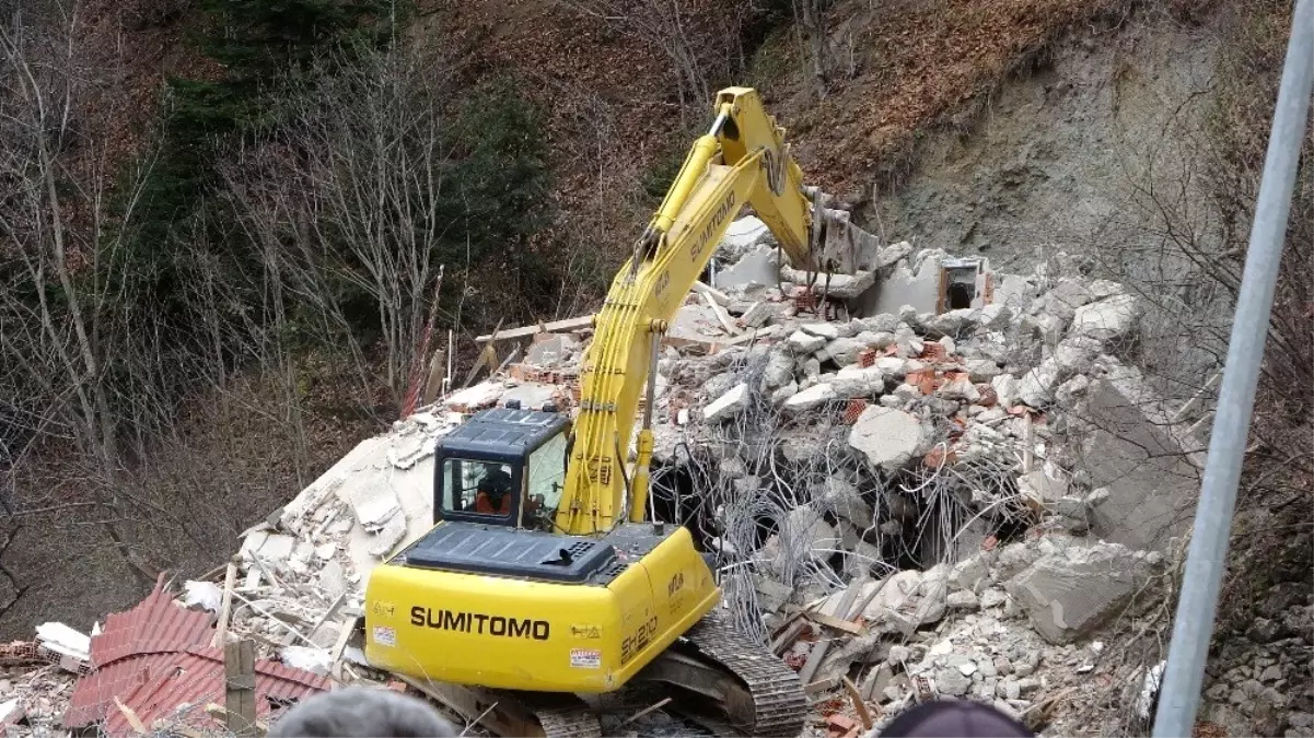 Uzungöl\'de kimi eşyalarını kurtardı, kimi ise yıkımın ardından gözyaşı döktü