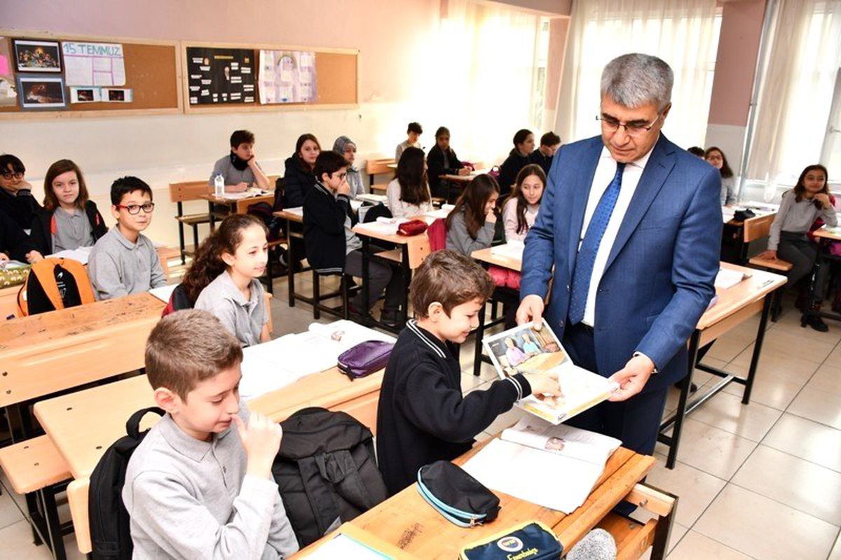 Vali Gürel makam arabasını merak eden öğrencileri araca bindirdi