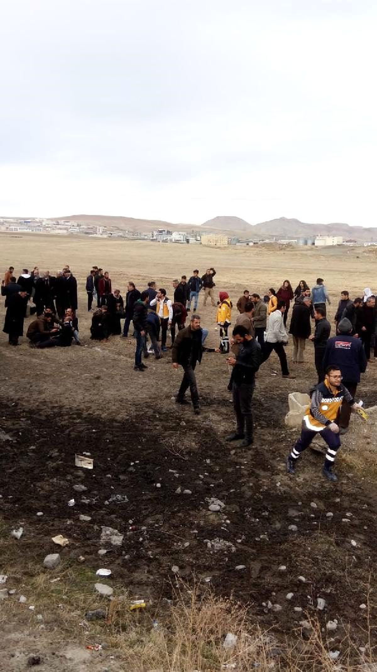 Van\'da belediye otobüsü ile kamyon çarpıştı: 13 yaralı