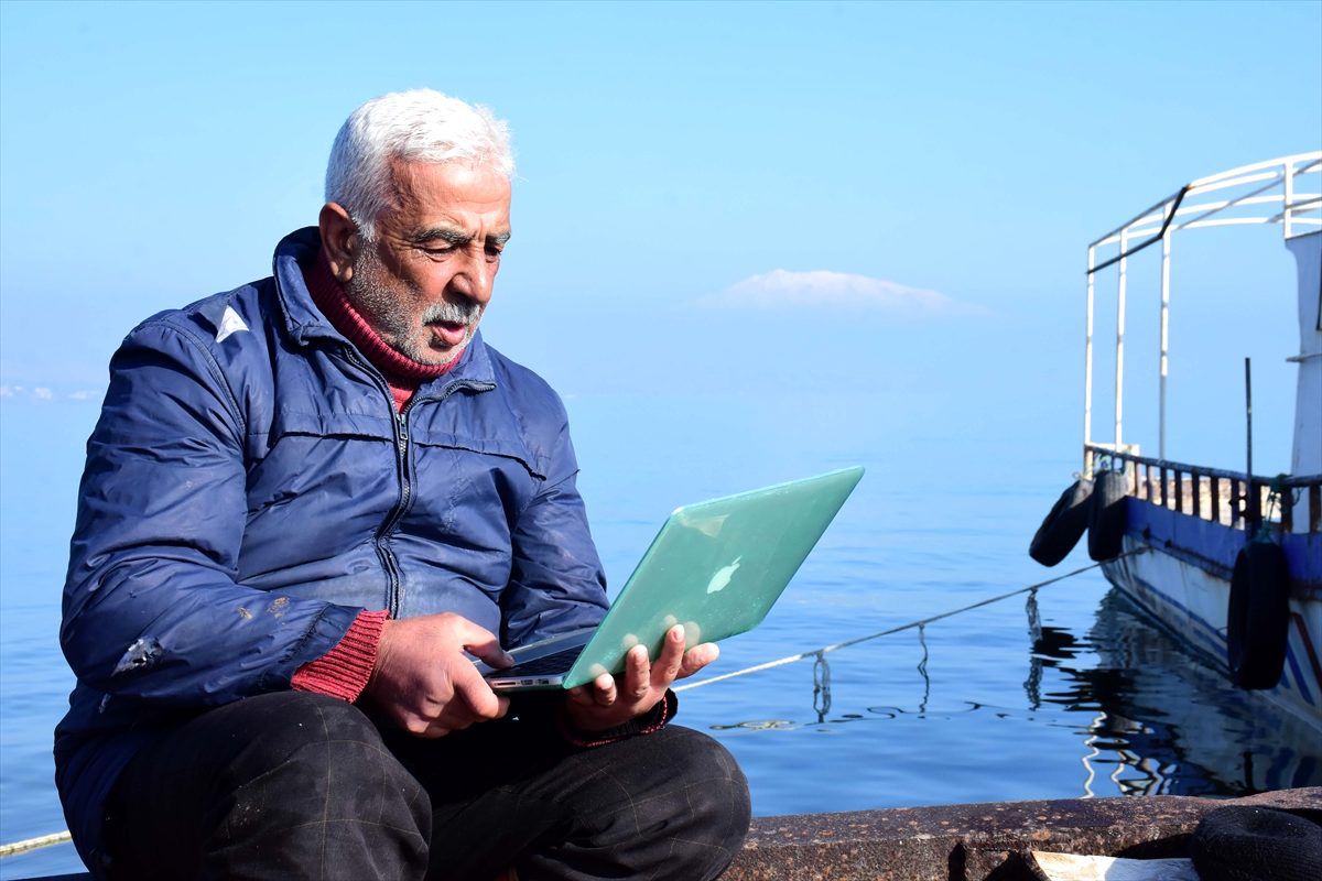 Van Gölü\'nde avlanan balıkçı, AA\'nın "Yılın Fotoğrafları" oylamasına katıldı
