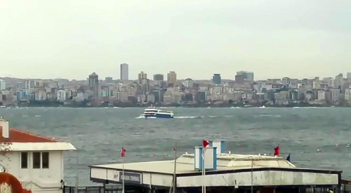 Yolcu motorunun şiddetli lodos nedeniyle ilerlemekte zorlandığı anlar kamerada
