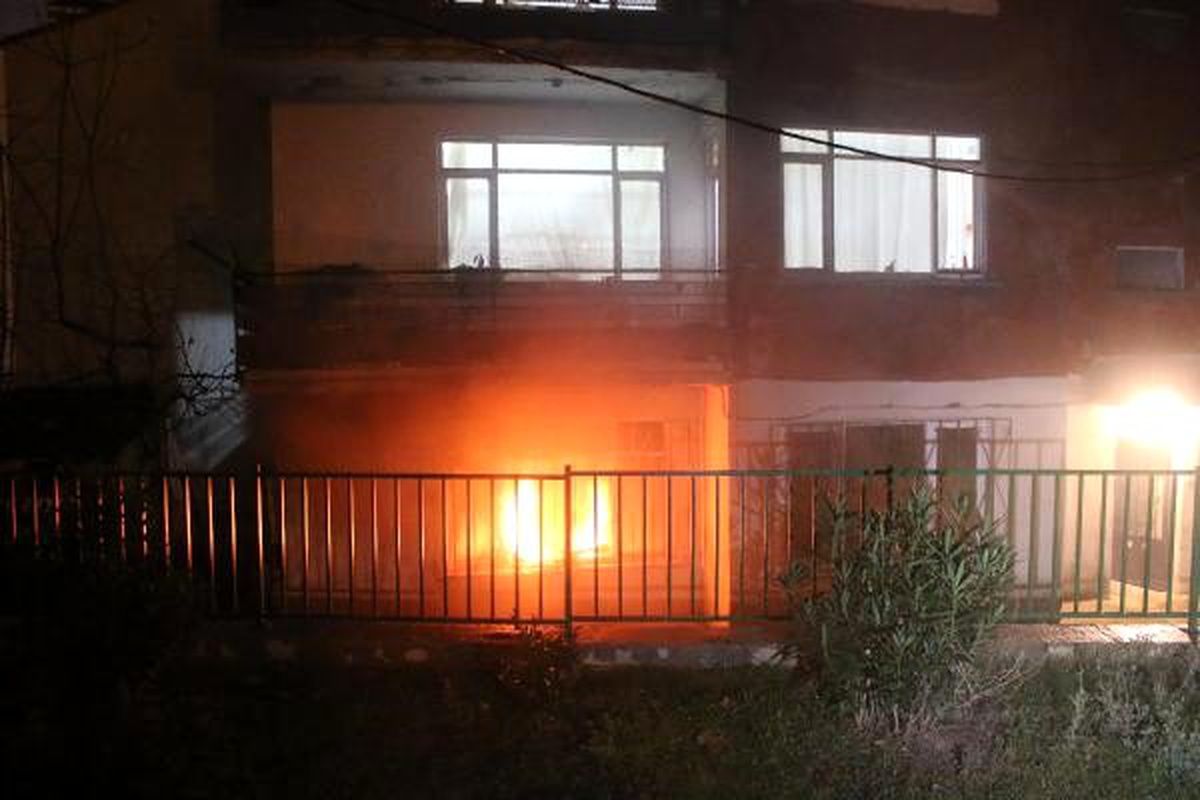 Zemin katta yangın çıktı, komşular dumandan etkilendi