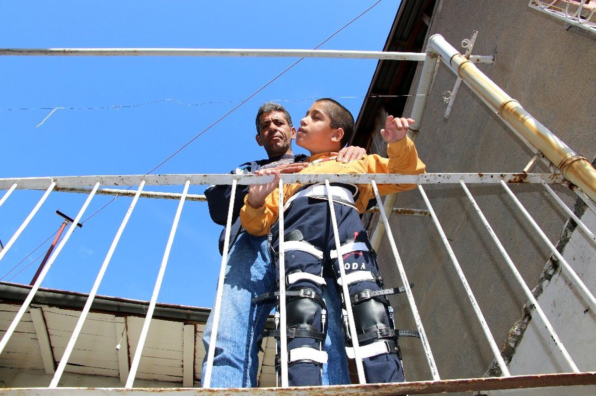 15 yaşındaki Gazi, bacaklarına takılan destek cihazı ile az da olsa rahat etti