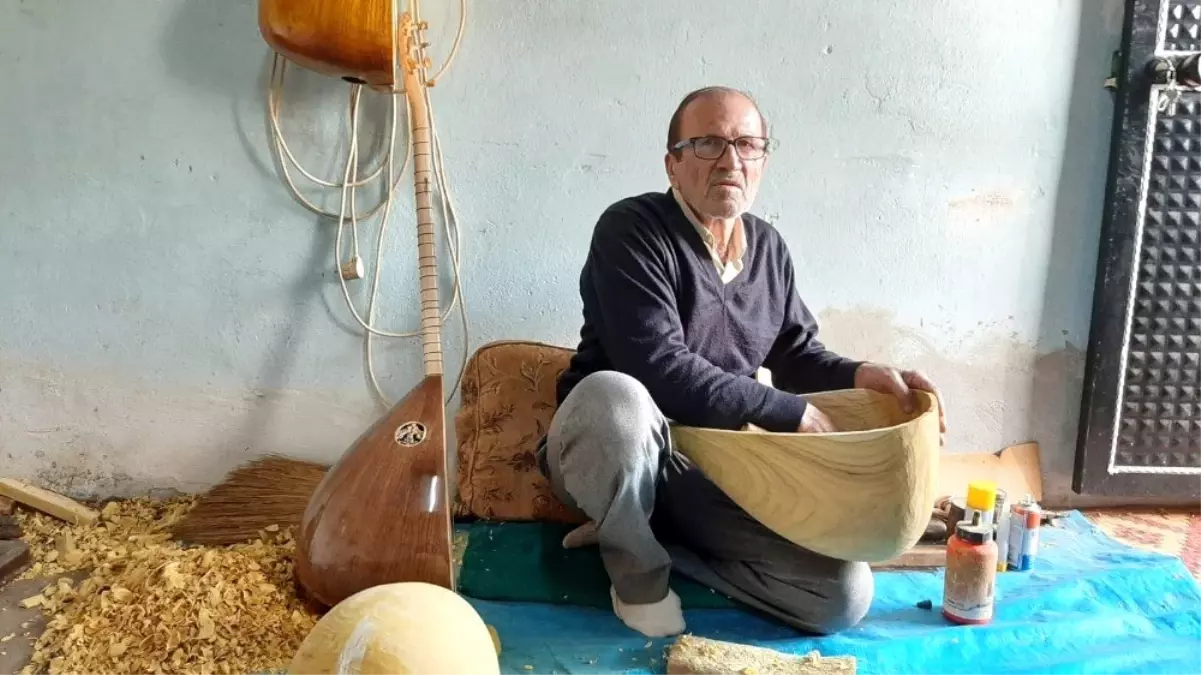 40 yıldır dut ağacı kütüklerini saza dönüştürüyor