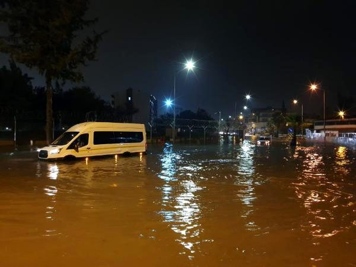 Adana\'da sağanak, hayatı olumsuz etkiledi