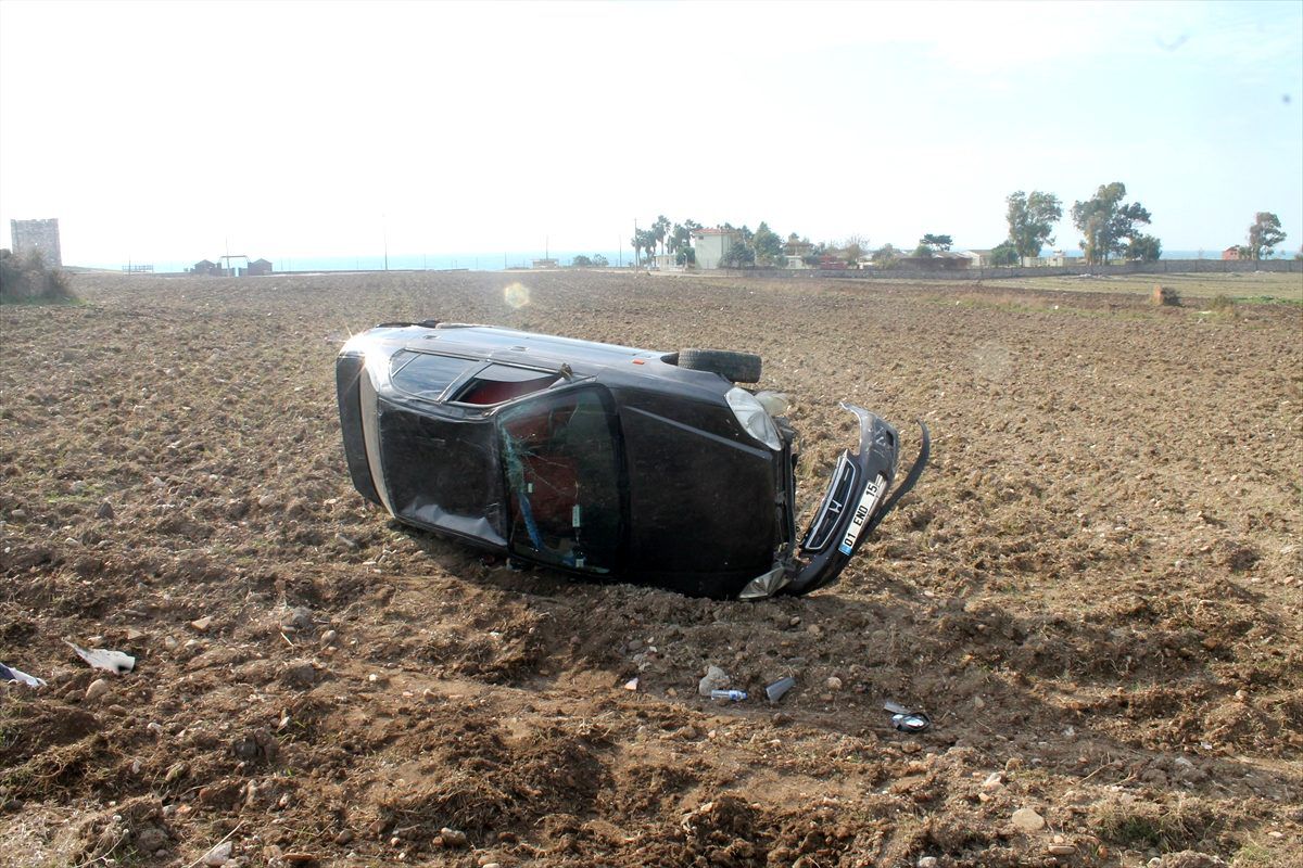 Adana\'da şarampole devrilen otomobilin sürücüsü yaralandı