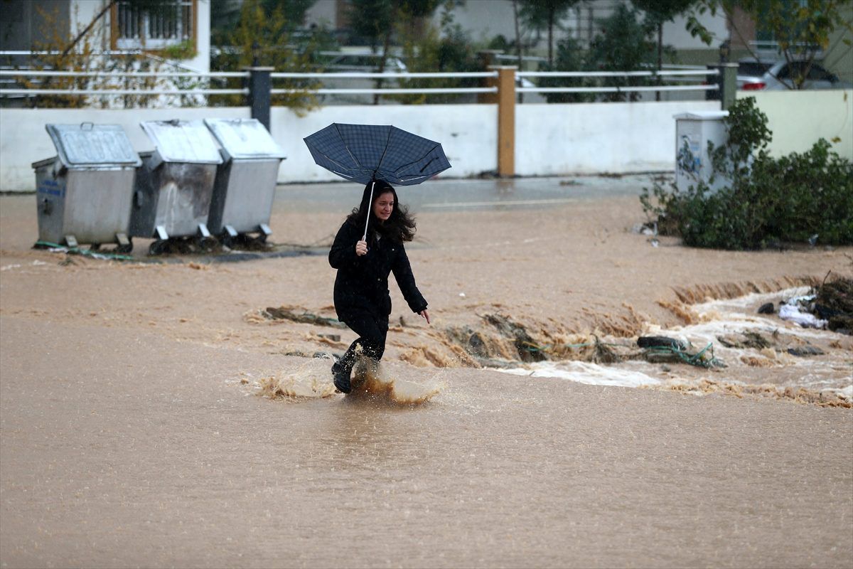 Adana\'da sel sularına kapılan çocuk kurtarıldı
