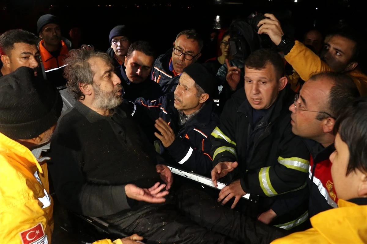 Adana\'da sele kapılan otomobildeki 4 kişi kurtarıldı