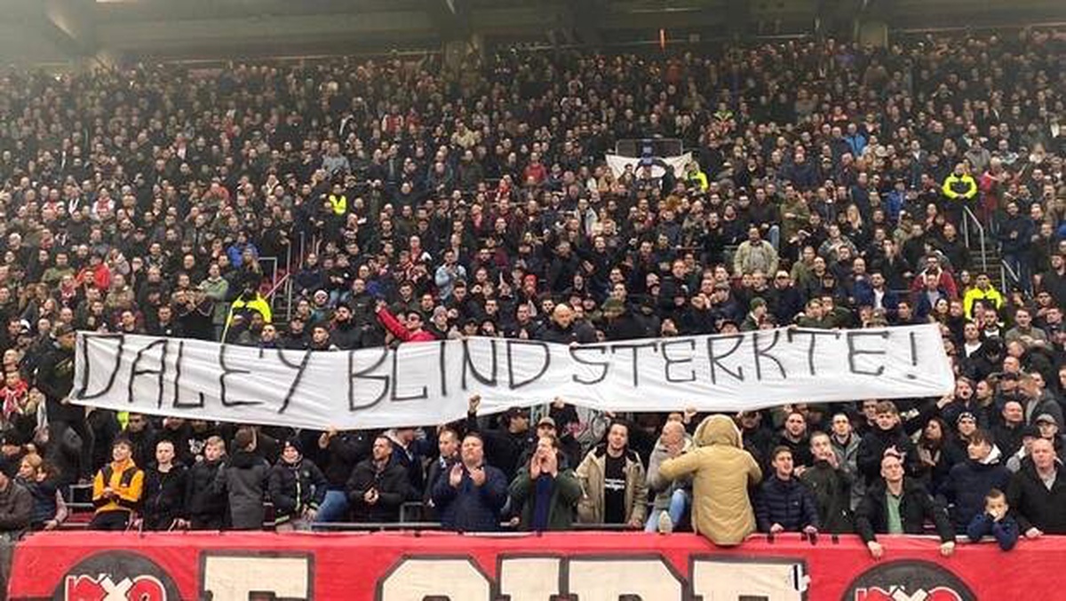 Ajax taraftarları Daley Blind\'i yalnız bırakmadı