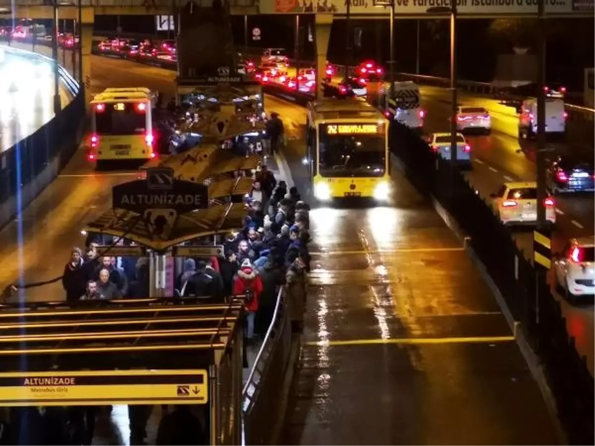 Altunizade\'de sabah akşam metrobüs yoğunluğu