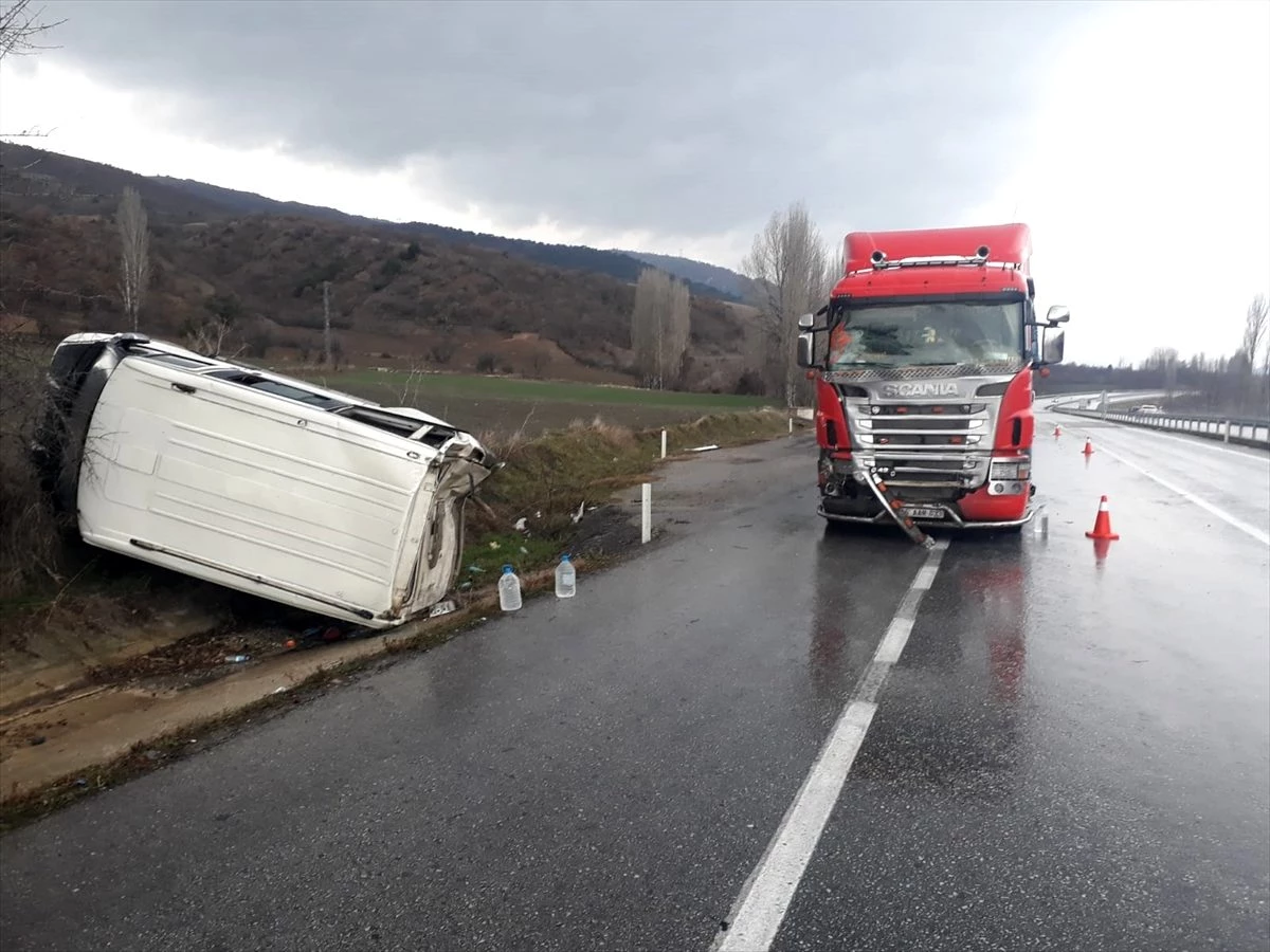 Amasya\'da minibüs ile tır çarpıştı: 3 yaralı