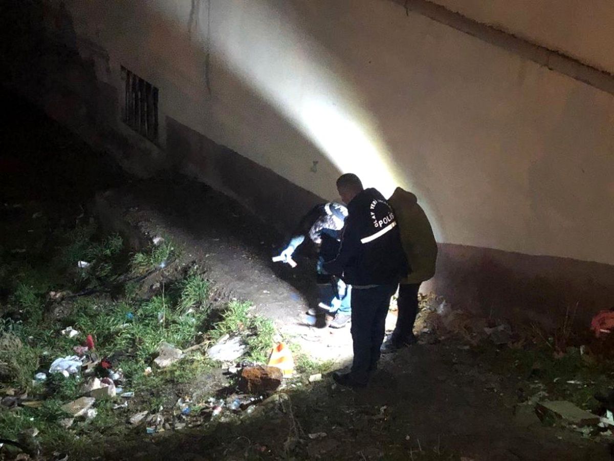 Ankara\'da \'dur\' ihtarına uymayan araçtan atlayan şüpheli kalaşnikof ve tabanca düşürdü