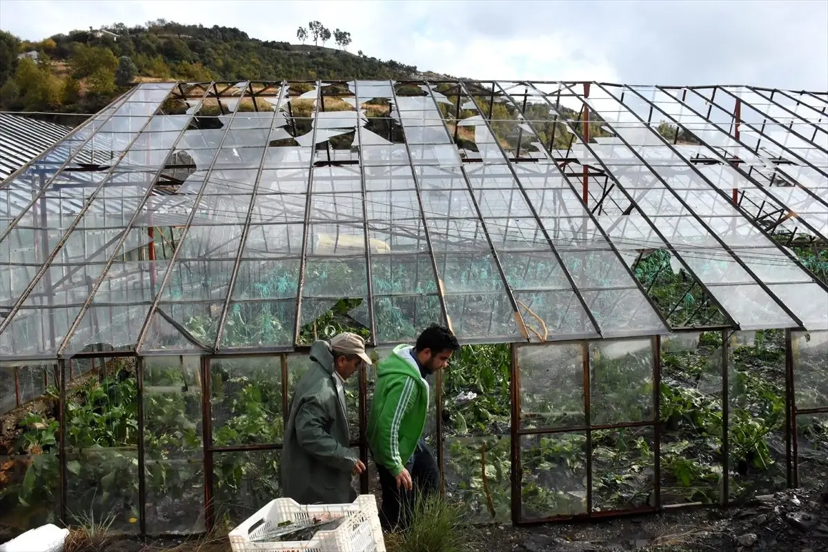 Antalya\'da etkili olan fırtına seralara zarar verdi