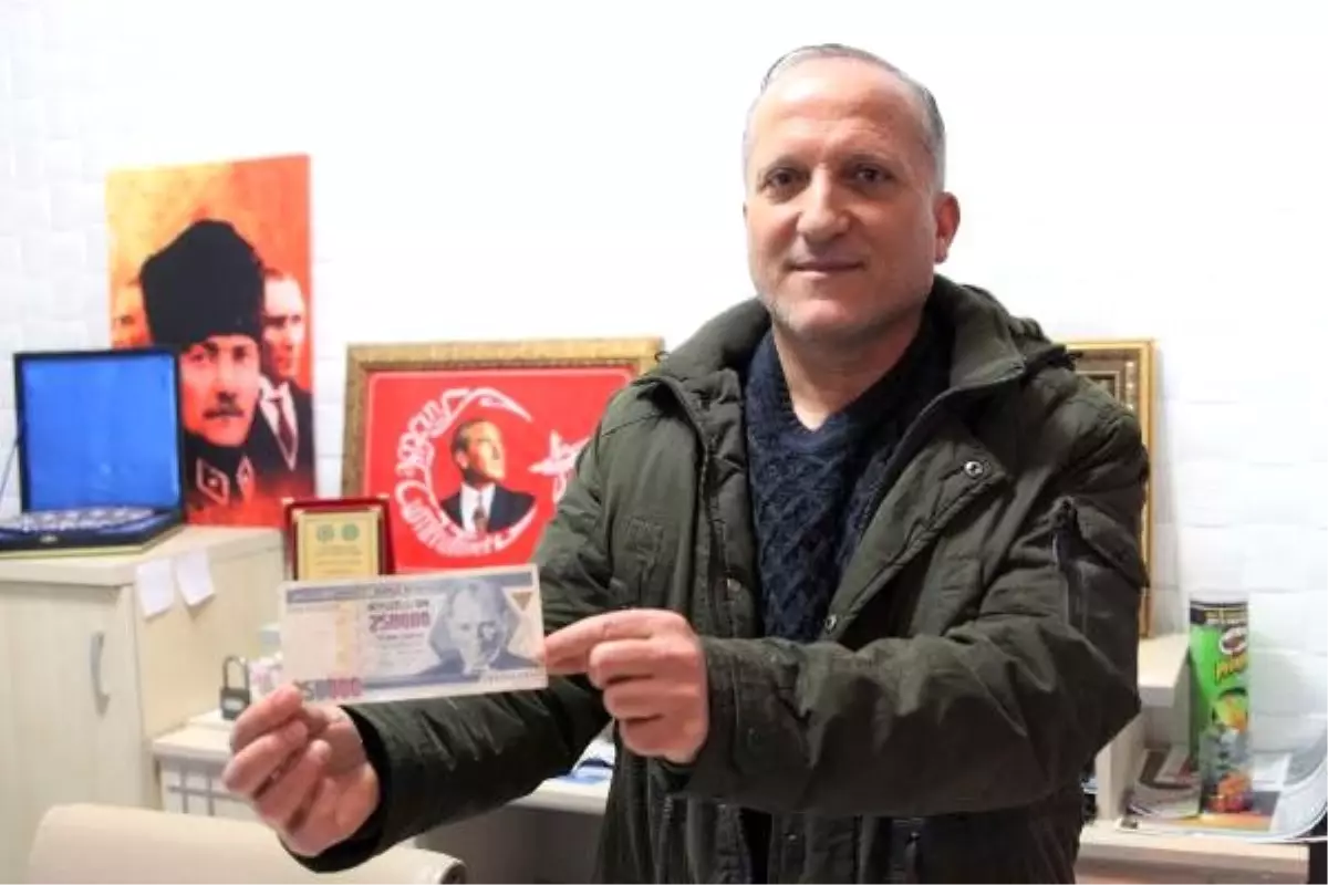 Atatürk\'ün yüzüne damla gibi yansıyan basım hatalı banknotu 17 yıldır saklıyor