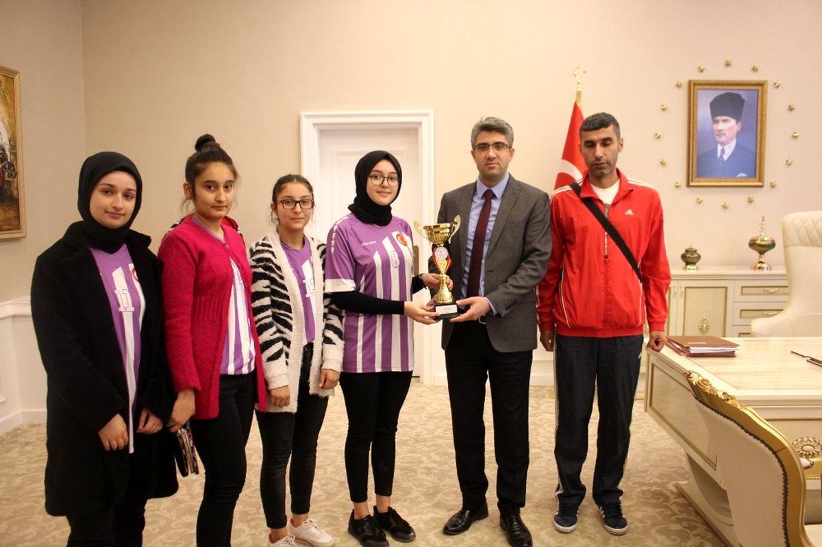 Başarılı öğrenciler ödüllendirildi