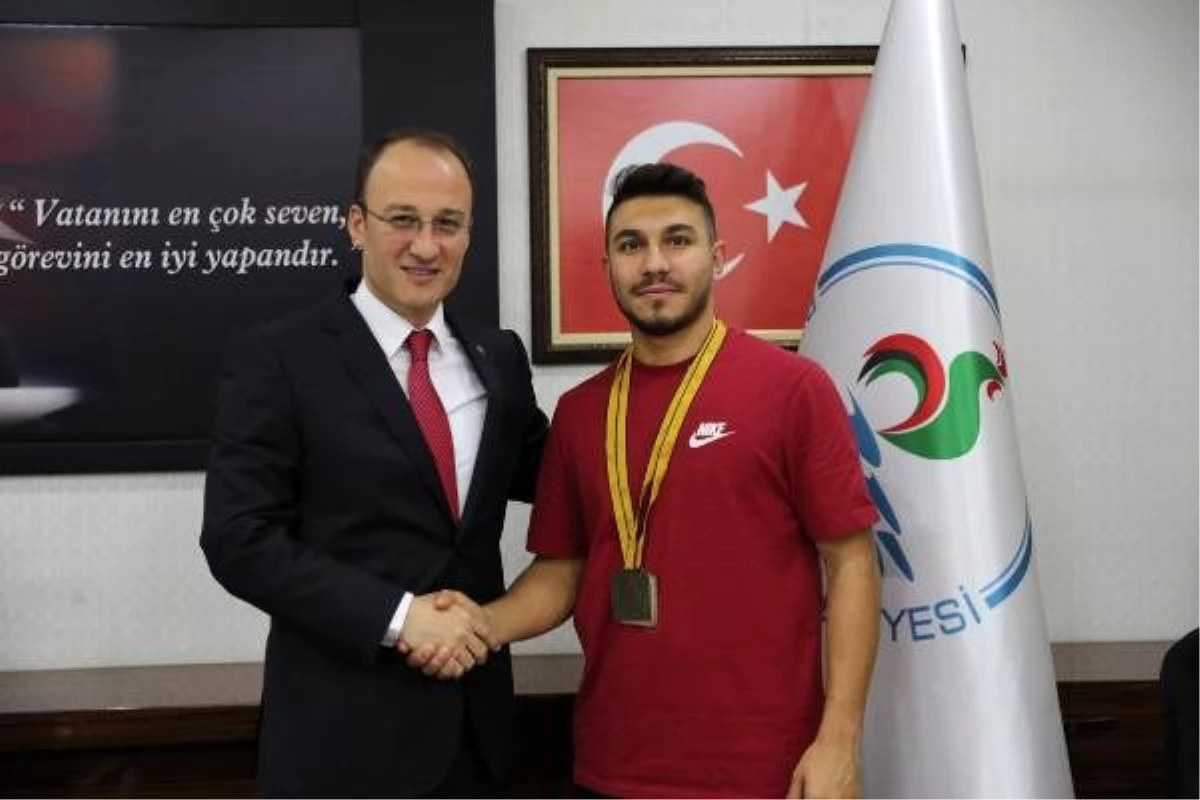Başkan Örki, şampiyon karateciyi ağırladı