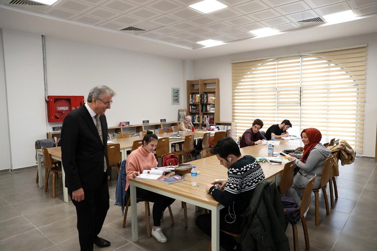 Başkan Yüce, Serdivan Fikir Sanat Akademisi\'ni ziyaret etti