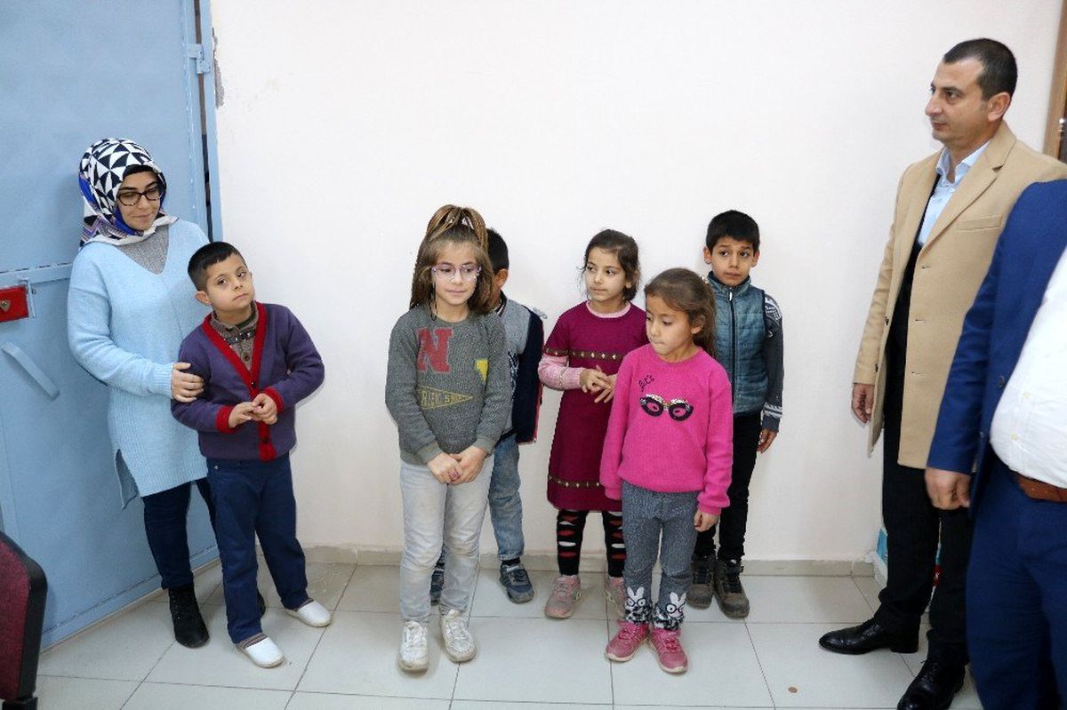 Bismil\'de 300 öğrenciye kışlık giysi yardımı